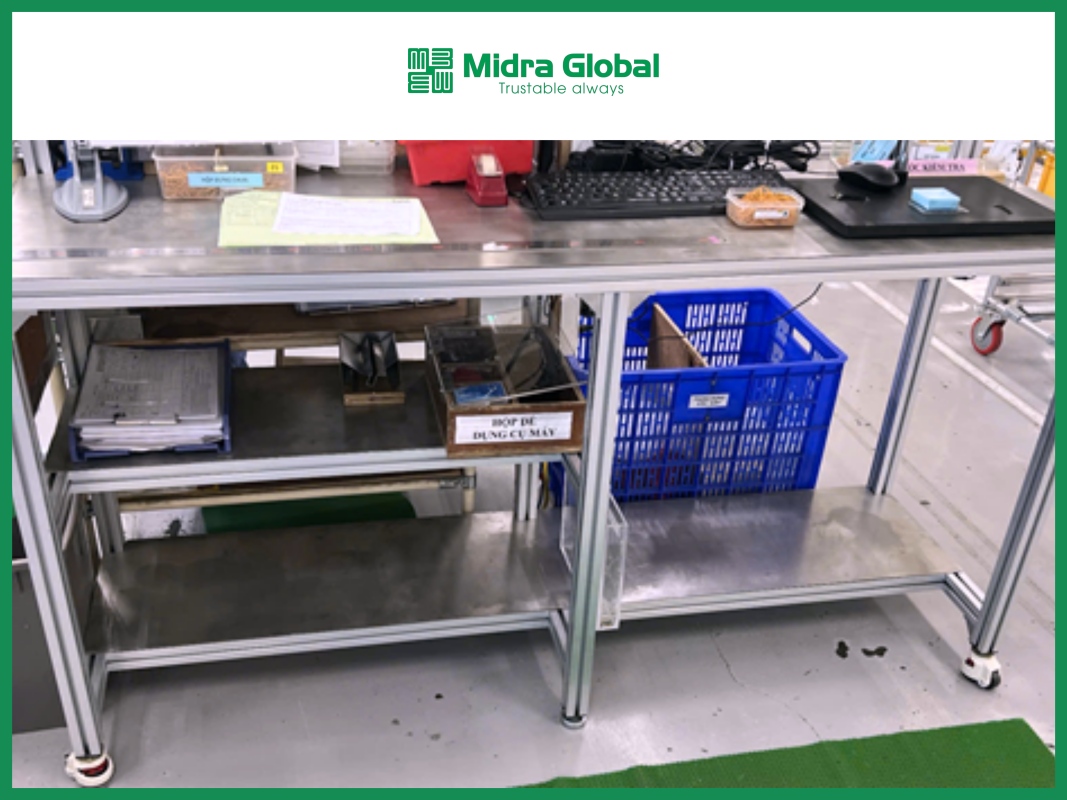 Bàn thao tác nhôm định hình do Midra Global thiết kế và cung cấp cho các dây chuyền sản xuất công nghiệp tại Việt Nam
