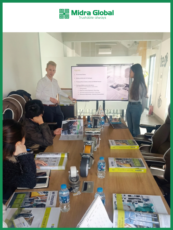Chuyên gia Blickle trình bày nội dung Sales Training cho đội ngũ Midra Global với mẫu bánh xe trên bàn
