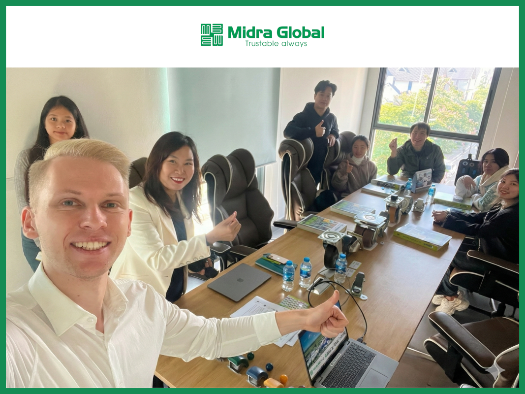 Đội ngũ Midra Global và Blickle chụp ảnh lưu niệm sau buổi đào tạo về bánh xe công nghiệp